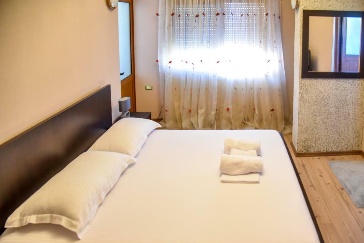 Hotel Sofra Gjirokaster Bagian luar foto